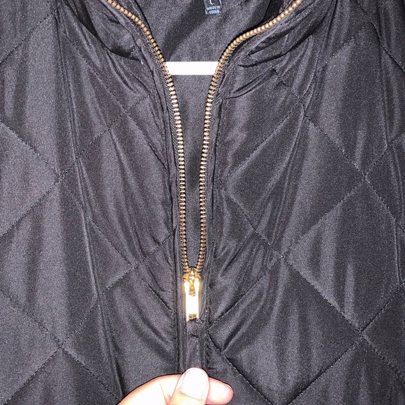 L Black Puffer Vest with Pockets - Picture 8 of 11